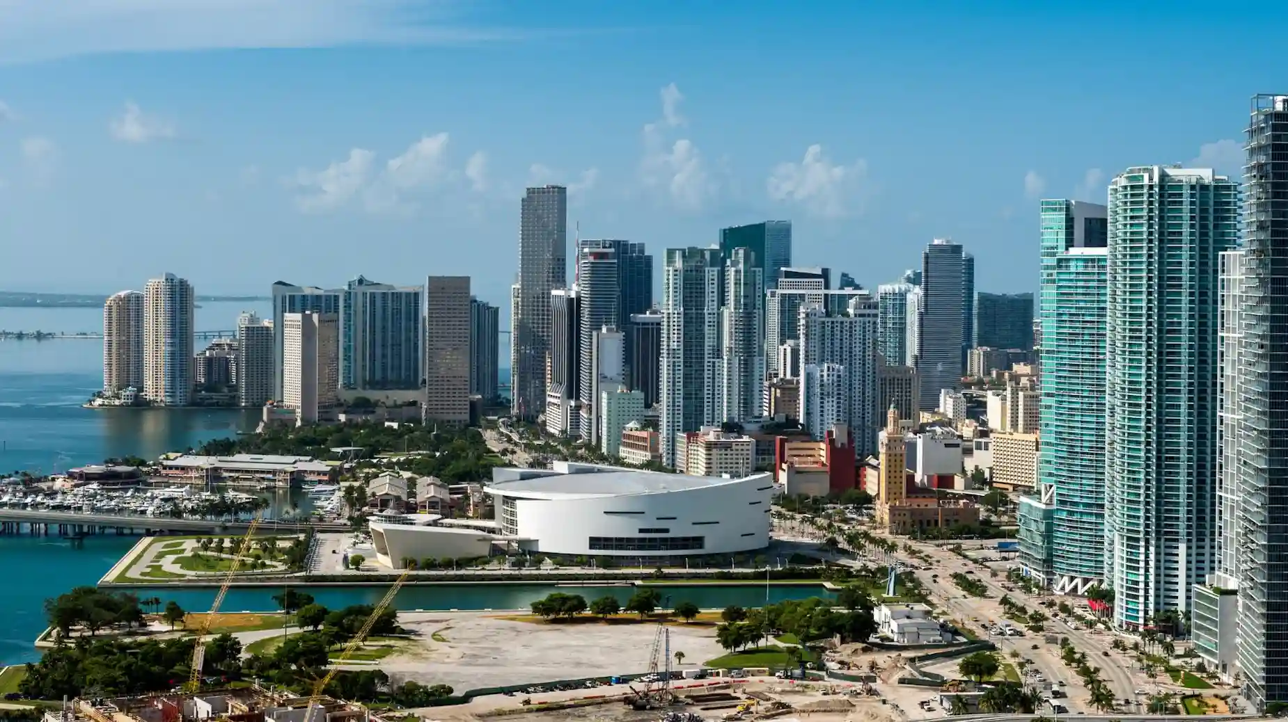 Vista aerea de Downtown Miami y Brickell con la Bahia de Biscayne, zona recomendada para alojarse durante el Mundial 2026
