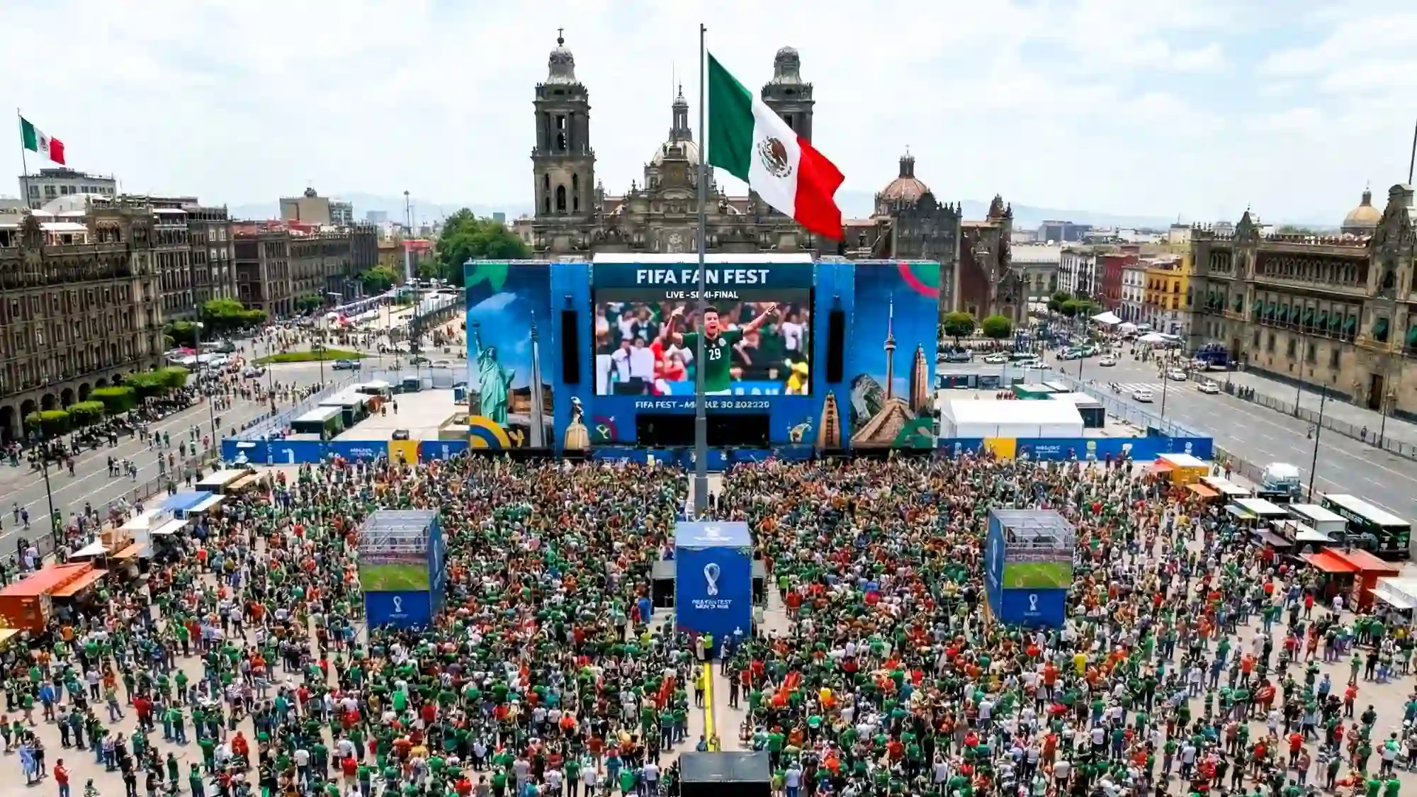 FIFA Fan Festival en el Zócalo de Ciudad de México con miles de aficionados viendo un partido en pantalla gigante durante el Mundial 2026