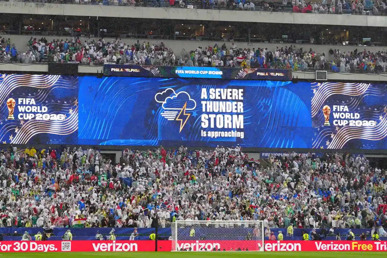 Pantalla del Lincoln Financial Field mostrando información durante la suspensión del Francia vs Irak