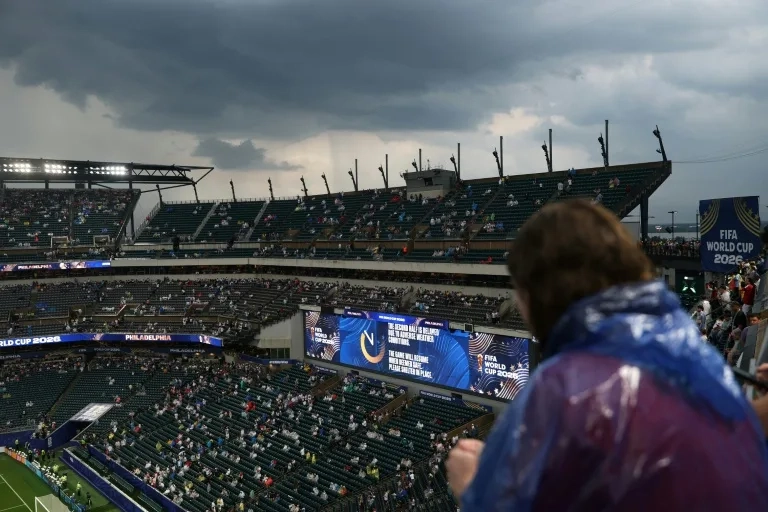 Panorámica del Lincoln Financial Field de Philadelphia durante la tormenta eléctrica que suspendió el Francia vs Irak