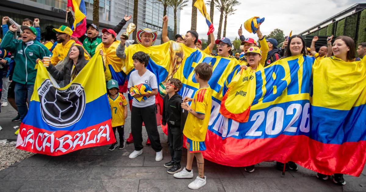 Hinchas de Colombia con banderas y camisetas amarillas durante el banderazo en Ciudad de México previo al debut en el Mundial 2026