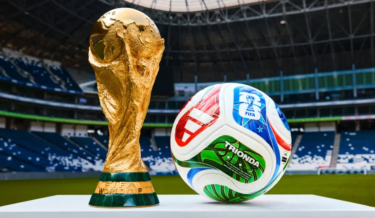 Trofeo y balón oficial del Mundial 2026 junto a las sedes del torneo